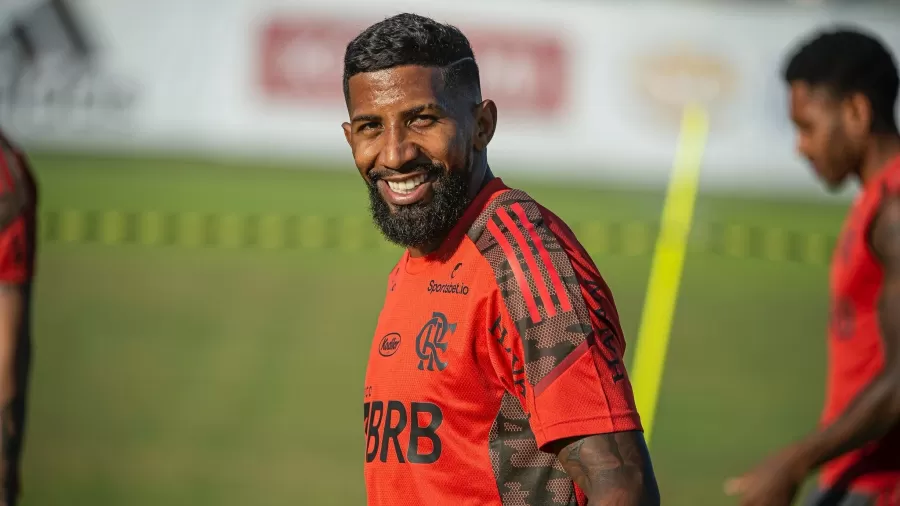 Jogador impressiona em volta ao Flamengo, soma pontos com Ceni e ameaça Isla
