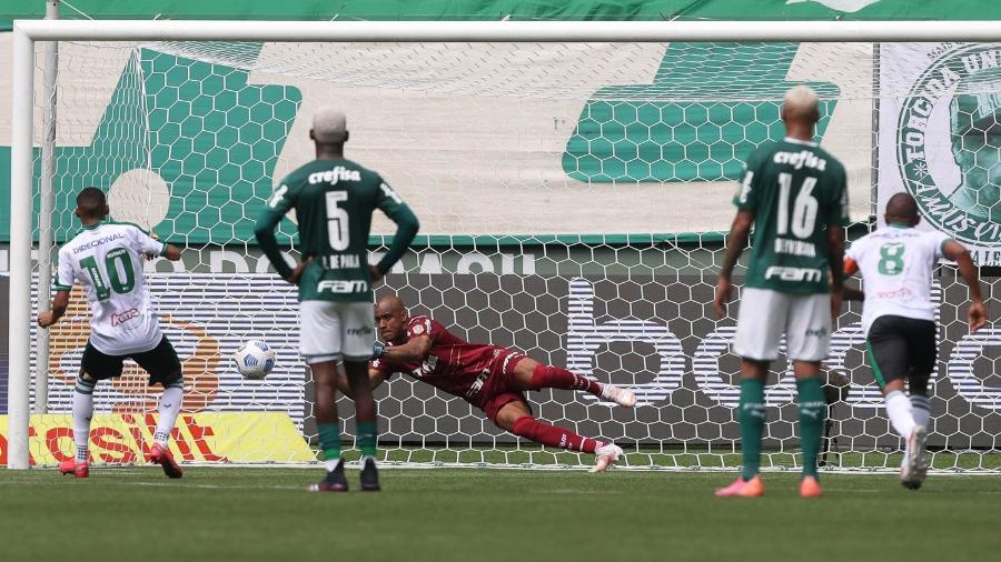 Goleiro do Palmeiras, Jailson defende pênalti em jogo contra o América-MG - Cesar Greco/Palmeiras