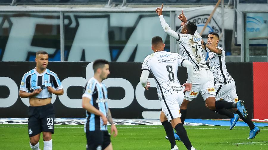 Jô comemora gol marcado pelo Corinthians contra o Grêmio no Brasileirão - Pedro H. Tesch/AGIF