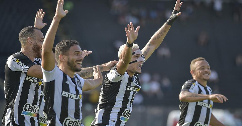 Rafael Navarro, do Botafogo, comemora gol. Partida entre Vasco e Botafogo, válida pela 34ª rodada do Campeonato Brasileiro Série B