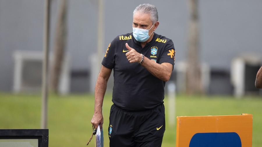 Tite durante treino da seleção brasileira no CT Joaquim Grava - Lucas Figueiredo/CBF