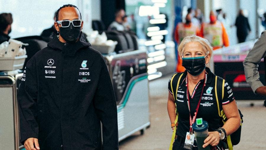 Lewis Hamilton chega a Interlagos neste sábado acompanhado de sua assistente, Angela Cullen - Mercedes