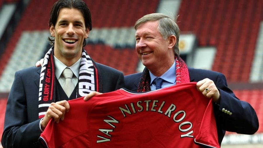 Ruud van Nistelrooy é apresentado no Manchester United por Alex Ferguson, em 2001 - Reprodução/Manchester United