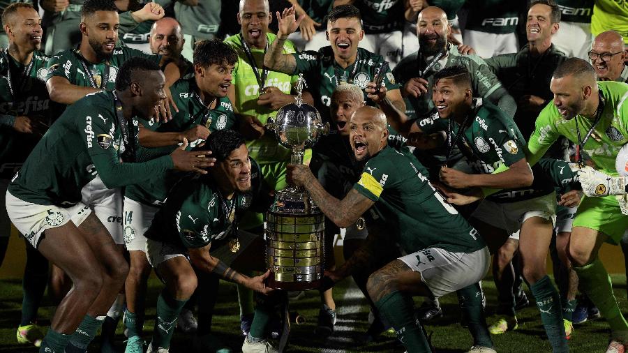 Jogadores do Palmeiras comemoram o troféu da Libertadores após vitória contra o Flamengo - AFP