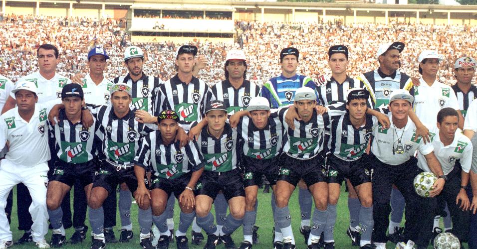 Elenco do Botafogo posa para foto antes da final do Campeonato Brasileiro de 95 contra o Santos, no Pacaembu