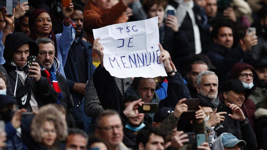 Placa da torcida diz: "PSG, estou entendiado" - Benoit Tassier/Reuters