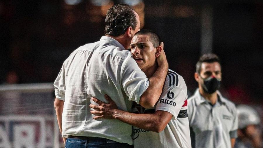 João Moreira abraça Rogerio Ceni, na partida entre São Paulo e São Bernardo - Getty Images
