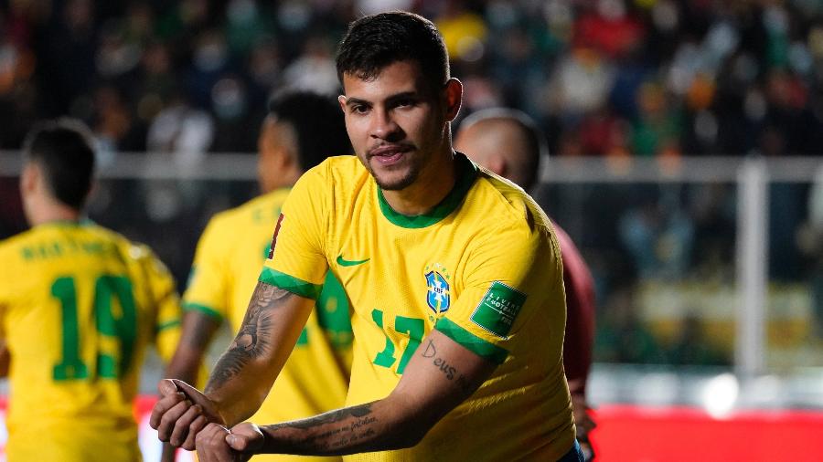 Bruno Guimarães comemora gol da seleção brasileira sobre a Bolívia pelas Eliminatórias -  Javier Mamani/Getty Images