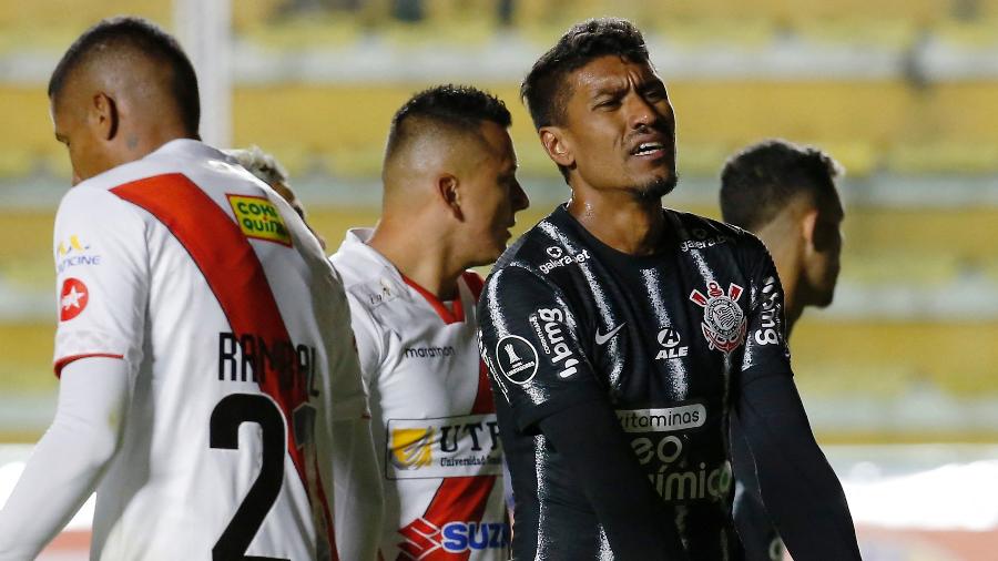 Paulinho reclama durante Always Ready x Corinthians, jogo válido pela Libertadores - Manuel Claure/Reuters