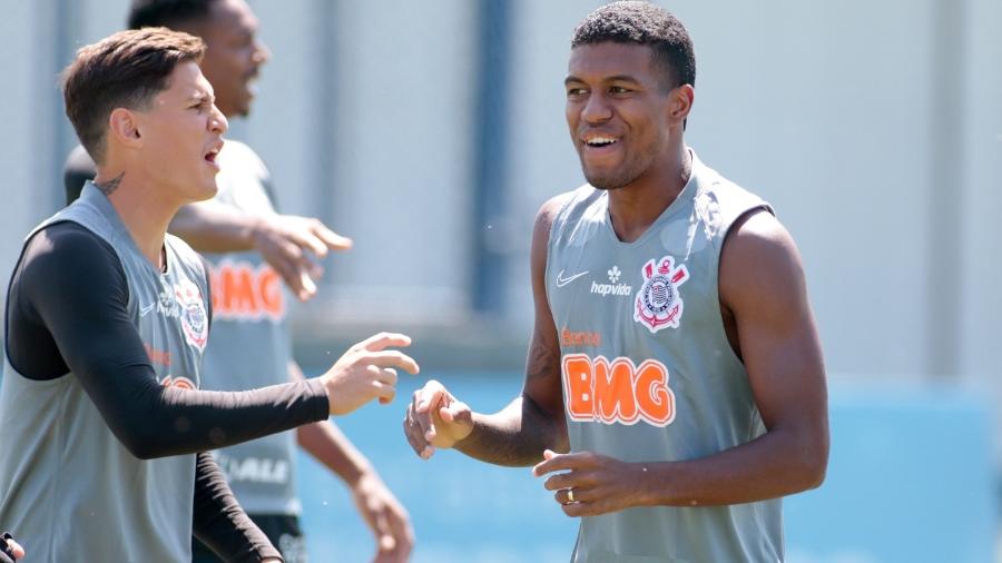 Mateus Vital e Léo Natel durante treinamento do Corinthians no CT Joaquim Grava  - Rodrigo Coca/ Ag. Corinthians