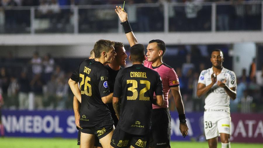 Jogadores do Banfield-ARG reclamam com juiz na partida contra o Santos, na vila Belmiro, pela Sul-Americana - Fernanda Luz/AGIF