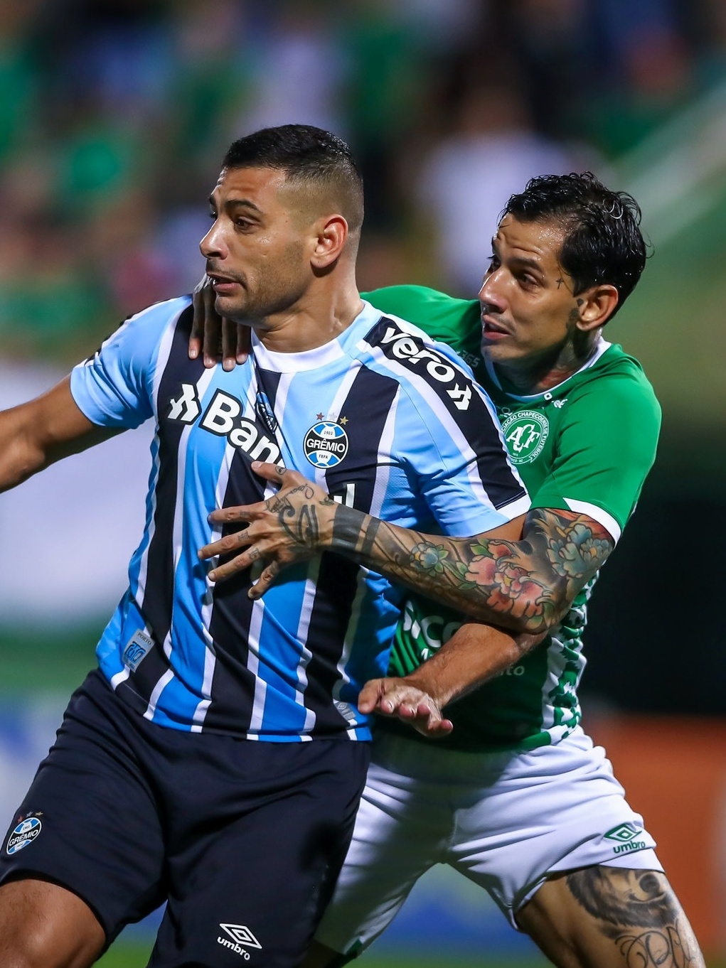 Caetano com a bola nos pés durante o jogo contra o Grêmio