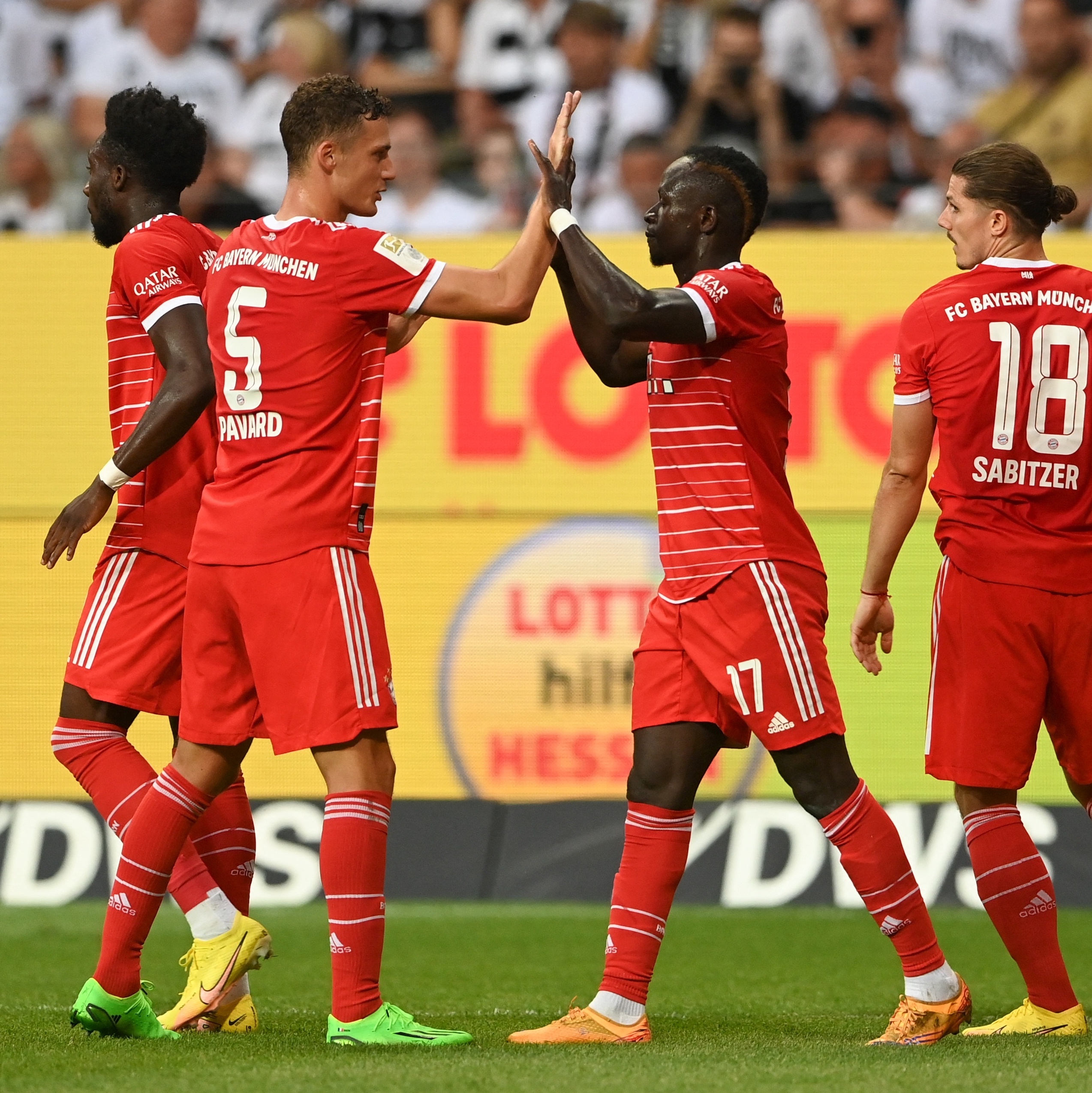 Bayern estreia novo uniforme com empate em casa no jogo de festa