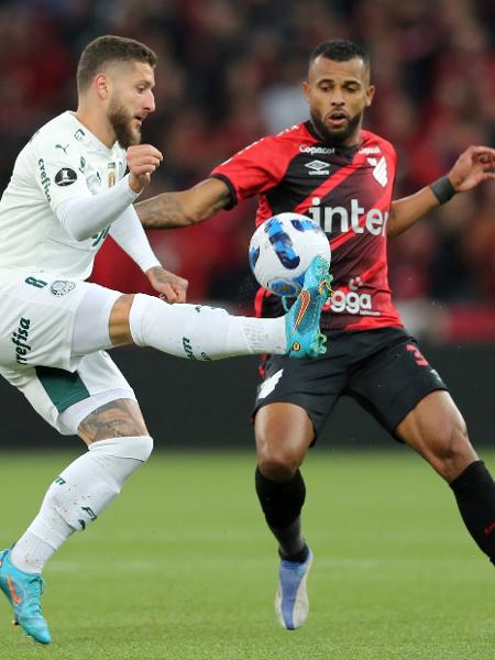 Zé Rafael e Alex Santana em ação durante Athletico x Palmeiras, jogo da Libertadores - Heuler Andrey/Getty Images