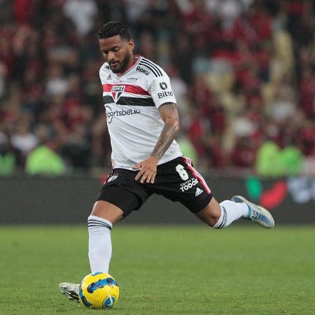 Reinaldo, lateral-esquerdo do São Paulo, despertou interesse do Fluminense - Rubens Chiri / SPFC