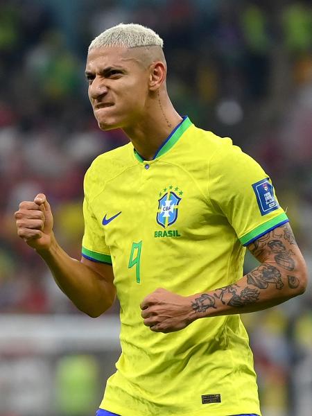 Richarlison comemora gol do Brasil sobre a Sérvia em jogo da Copa do Mundo - Justin Setterfield/Getty Images