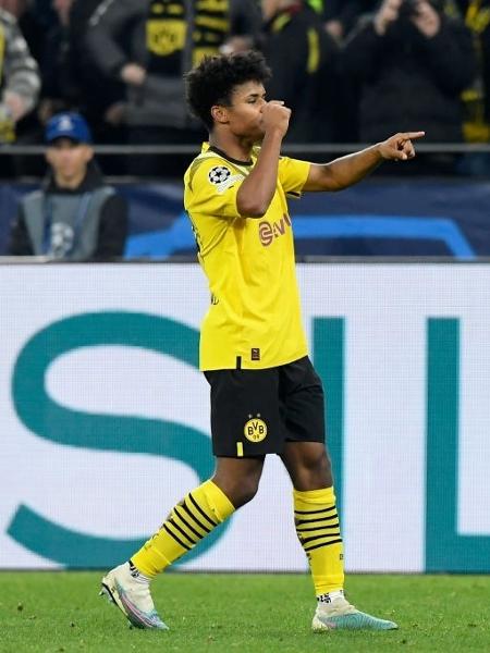 Karim Adeyemi comemora seu gol na partida entre Dortmund e Chelsea, pelas oitavas da Liga dos Campeões - Dennis Bresser/Getty