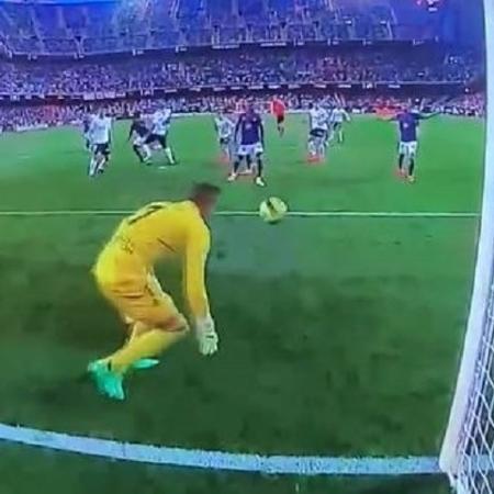 Jordi Masip, goleiro do Valladolid, falha em jogo contra o Valencia pelo Campeonato Espanhol - Reprodução