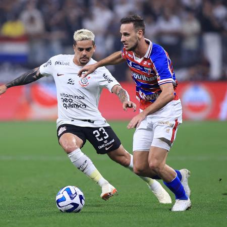 Fagner, do Corinthians, disputa a bola com Pochettino, do Fortaleza, em partida da Sul-Americana na Neo Química Arena