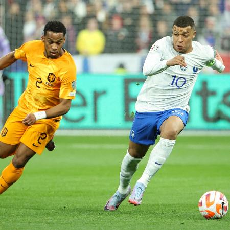 Mbappé, da França, é marcado por Timber, da Holanda, durante jogo pelas Eliminatórias para a Eurocopa de 2024