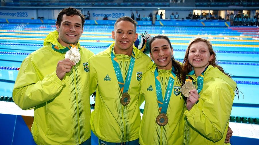 Revezamento misto ganha ouro com Guilherme Caribé, Marcelo Chierighini, Ana Vieira e Stephanie Balduccini