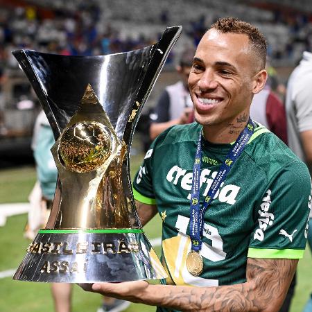 Breno Lopes, do Palmeiras, segura troféu do Campeonato Brasileiro - Gledston Tavares/Eurasia Sport Images/Getty Images