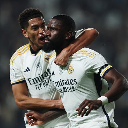 Jude Bellingham e Antonio Rüdiger comemoram gol do Real Madrid na Supercopa da Espanha