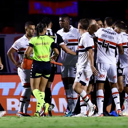 Jogadores de São Paulo e Santos discutem sob olhares da árbitra Edina Alves Batista Jogadores de São Paulo e Santos discutem sob olhares da árbitra Edina Alves Batista