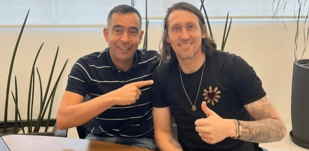 Corinthians negocia acordo milionário com agente e ganha tempo na Justiça