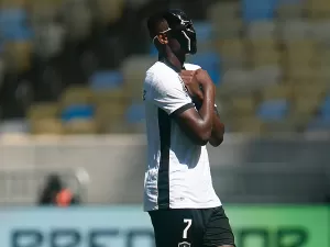 Luiz Henrique marca para o Botafogo e comemora com máscara do Pantera Negra