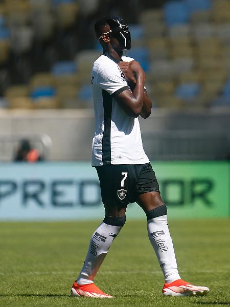 Luiz Henrique comemora gol do Botafogo com máscara do Pantera Negra