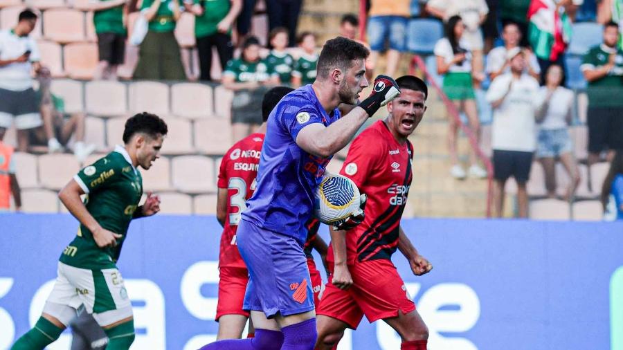 Bento comemora após defender pênalti contra o Palmeiras pelo Brasileirão