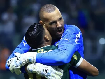 Palmeiras vence Bragantino em jogo com assistência de goleiro e lei do ex