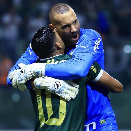 Weverton e Rony se abraçam após gol em Palmeiras x Bragantino no Campeonato Brasileiro