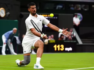 Djokovic volta afiado e domina tcheco na estreia em Wimbledon