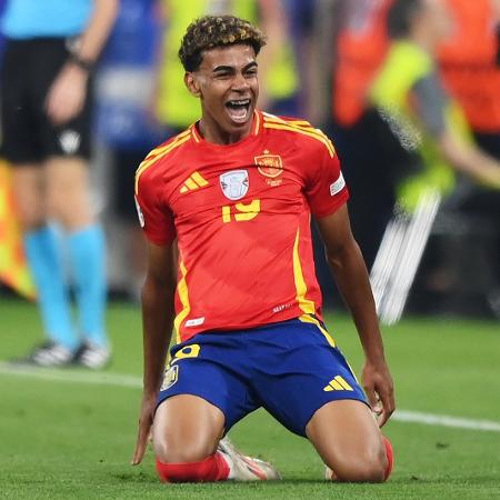 Yamal, da Espanha, celebra gol marcado sobre a França em jogo da Eurocopa