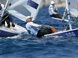 Bruno Fontes se complica na briga por medalha na classe ILCA 7 da vela nas Olímpiadas