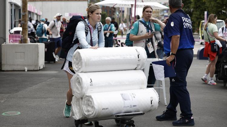 Delegação dos EUA chega à Vila Olímpica com pillow-tops contra os colchões duros da Vila Olímpica