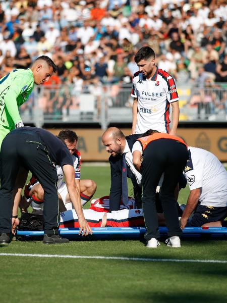 Ruslan Malinovskyi, do Genoa, se lesiona em jogo contra o Venezia pelo Italiano - Timothy Rogers/Getty Images