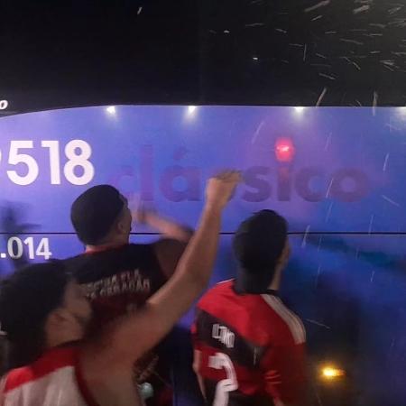 Torcedores do Flamengo jogam pipocas nos ônibus da delegação após eliminação na Libertadores 2024