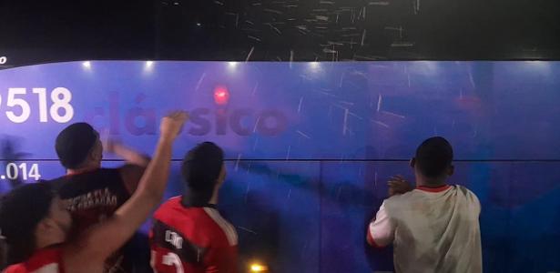 Flamengo chega sob pipoca após eliminação e torcedores entram em conflito com PM