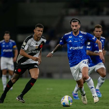 Lautaro Díaz é marcado por João Victor em jogo entre Cruzeiro e Vasco pelo Brasileirão