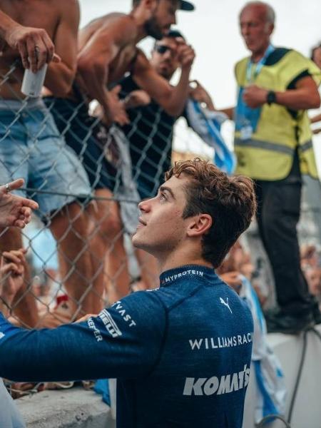 Franco Colapinto conversa com torcedores argentinos depois de sua estreia na F1 em Monza