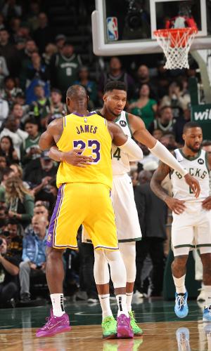 LeBron James e Giannis Antetokounmpo em jogo da pré-temporada da NBA entre Los Angeles Lakers e Milwaukee Bucks