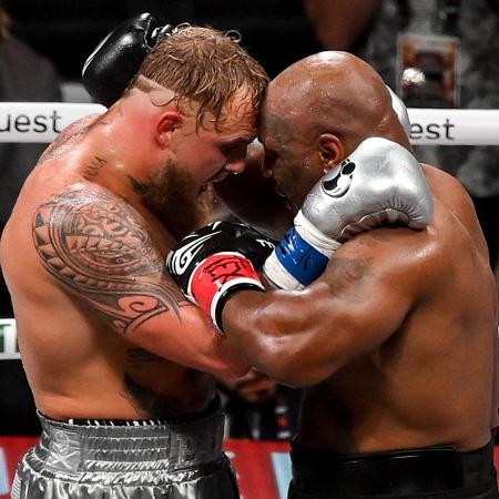 Jake Paul e Mike Tyson durante luta de boxe em Arlington, no Texas