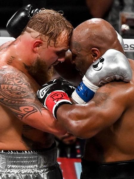 Jake Paul e Mike Tyson durante luta de boxe em Arlington, no Texas