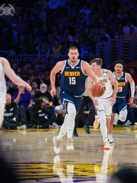 Nikola Jokic foi responsável por 34 pontos, 13 rebotes e oito assistências