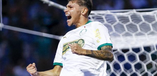 Palmeiras goleia Audax com hat-trick e avança às quartas de final.