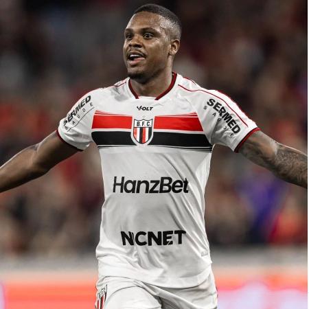 Alexandre Jesus, do Botafogo-SP, marca duas vezes contra o Athletico Paranaense. Alexandre Jesus, do Botafogo-SP, marca duas vezes contra o Athletico Paranaense.