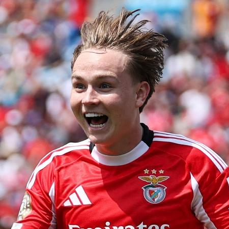 Schjelderup comemora gol marcado pelo Benfica contra o Bayern de Munique no Mundial Schjelderup comemora gol marcado pelo Benfica contra o Bayern de Munique no Mundial